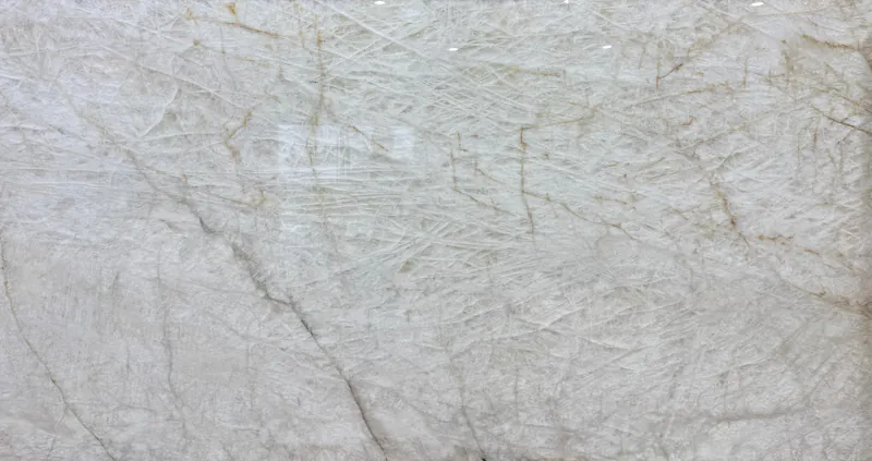 Cristallo quartzite, slab AC-04: a full slab in warm white with beige and rust veins
