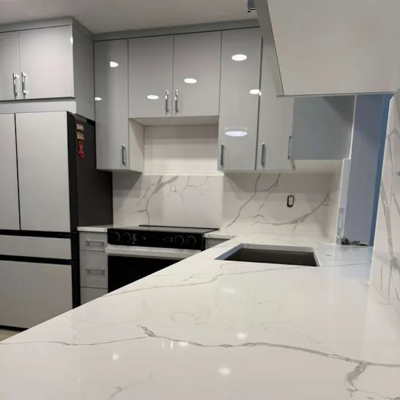 Calacatta-look quartz kitchen countertops with matching backsplash
